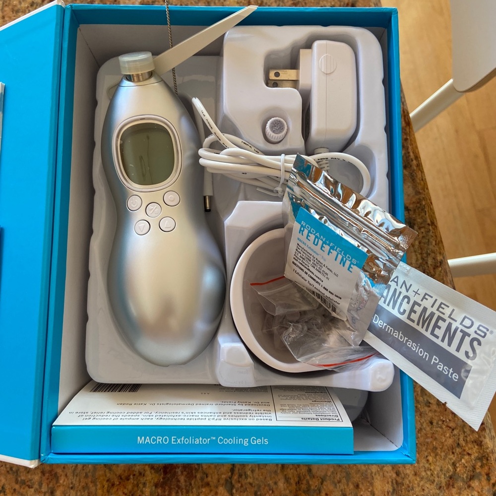 Rodan + Fields Skincare Set in Silver and Blue